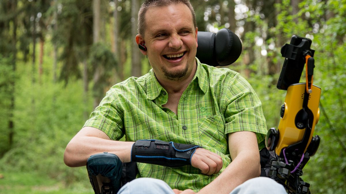 Po pádu z kola ochrnul. Letos uspořádal výstavu na pomoc lidem s handicapem